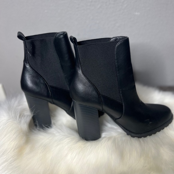 Black Booties *WINTER MUST HAVE* - Picture 2 of 4